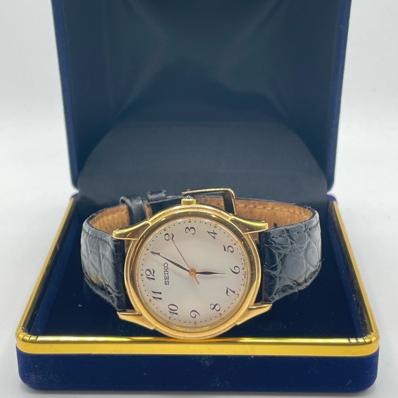 Gorgeous Seiko Quartz with a Beautiful Cream Dial - Picture 4 of 5